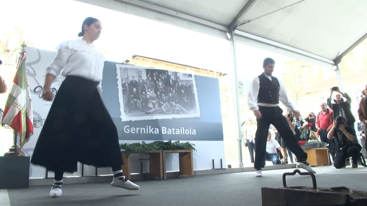 Gernika Bataloiko kideen senideak lehendakariarekin. Argazkia: EuropaPress
