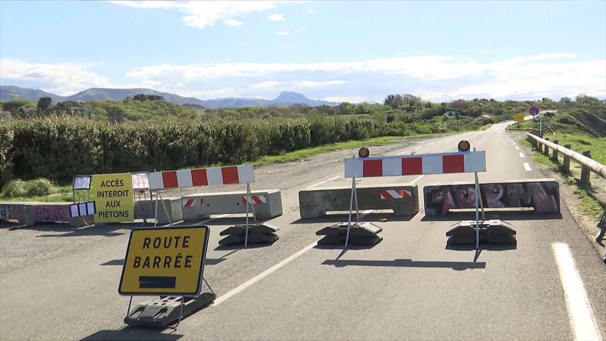 Hendaia eta Ziburu lotzen dituen D-912 errepidea itxi dute