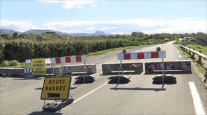 Hendaia eta Ziburu lotzen dituen D-912 errepidea itxi dute, lur mugimenduengatik, berriro abisua eman arte