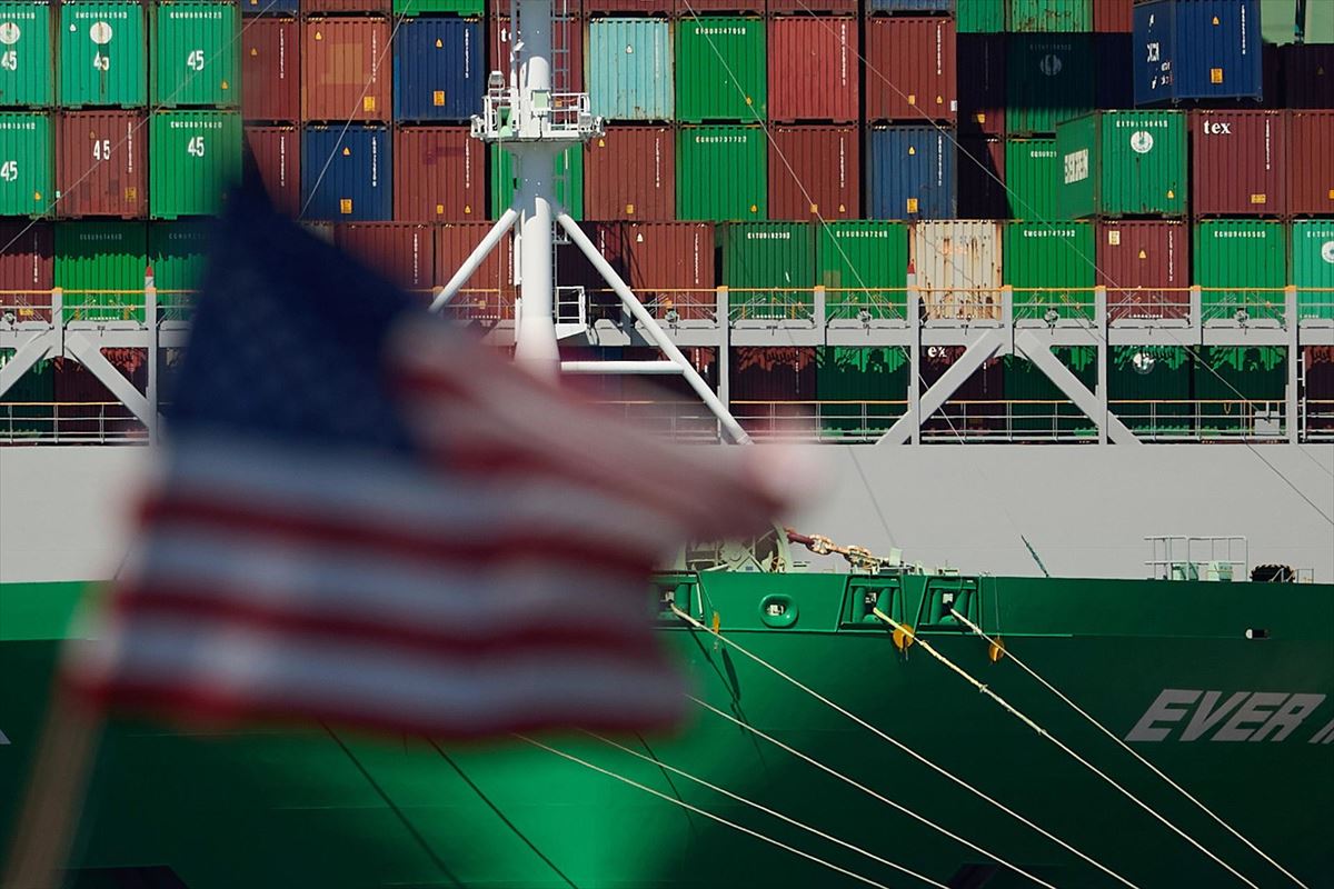 Contenedores transportando vienes. Foto: EFE