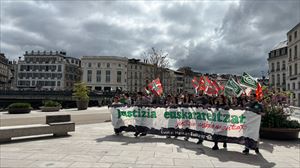 Jendetza bildu da Baionan, euskararentzat justizia eskatzeko manifestazioan