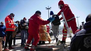 Aita Marik 108 pertsona lehorreratu ditu Salernon, eta salatu du Italiak ez diela utzi hurbilago porturatzen