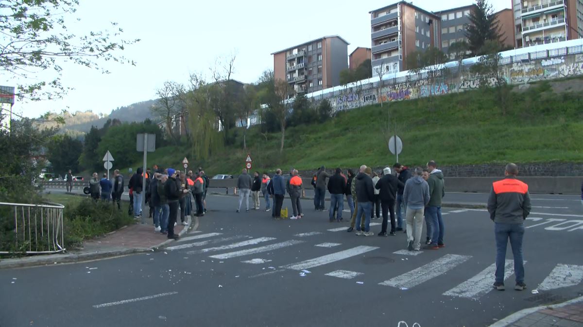 Los trabajadores de Bridgestone en Basauri secundan masivamente el primer día de huelga contra los despidos