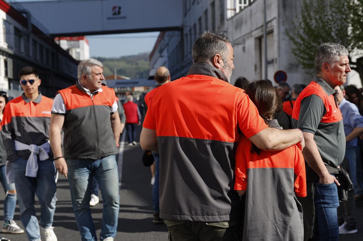 Trabajadores, acompañados de familiares, antes de comenzar la protesta. Foto: EFE