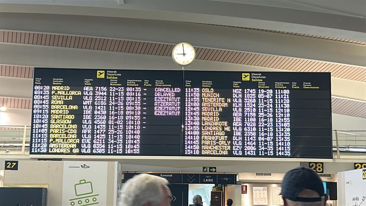 Pantalla de salidas del Aeropuerto de Bilbao, hoy