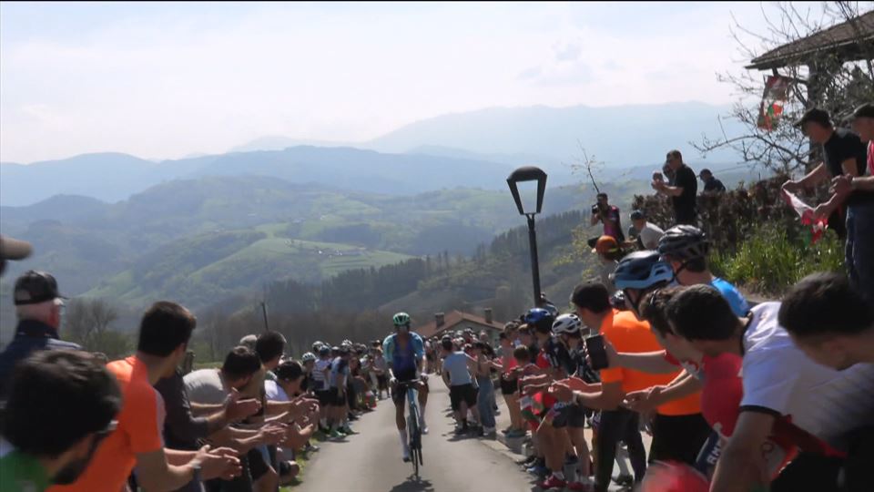 Espéctaculo de Armirail haciendo caballitos en la subida a Gaintza, en la 3ª etapa de la Itzulia