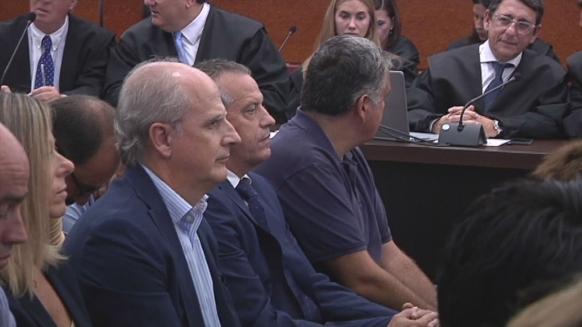 Alfonoso Arriola, durante el juicio del 'caso De Miguel' (en el medio). 