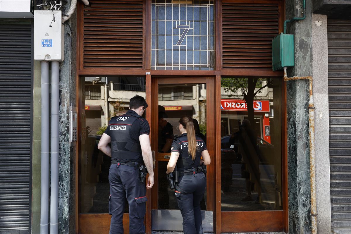 Pinudi kaleko eraikin batean agertu zen gorpua. Argazkia: EFE