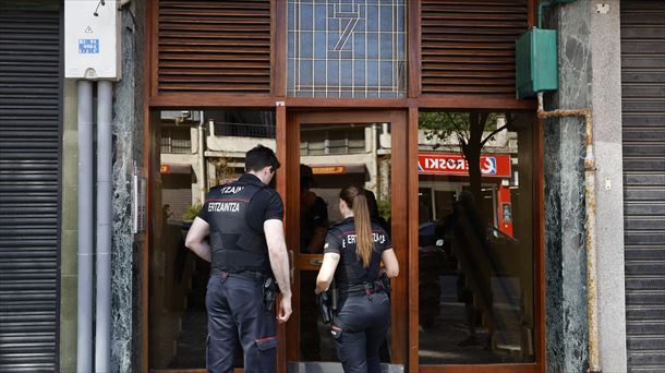 Edificio en el que fue hallado el cuerpo, en Irun. Foto: EFE