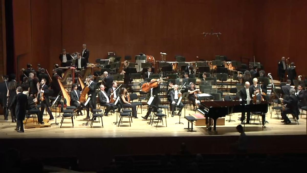 Músicas y músicos de la BOS hacen callar sus instrumentos 15 minutos después de arrancar su concierto
