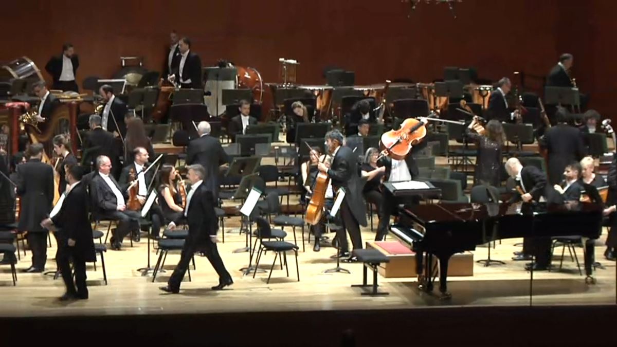 Bilbao Orkestra Sinfonikoko musikariek beren tresnak isildu dituzte kontzertua abiatu eta 15 minutura