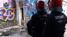 Ertzaintzaren irudiak: Trapagarango suhiltzaileen eraikin zaharra hustu dute