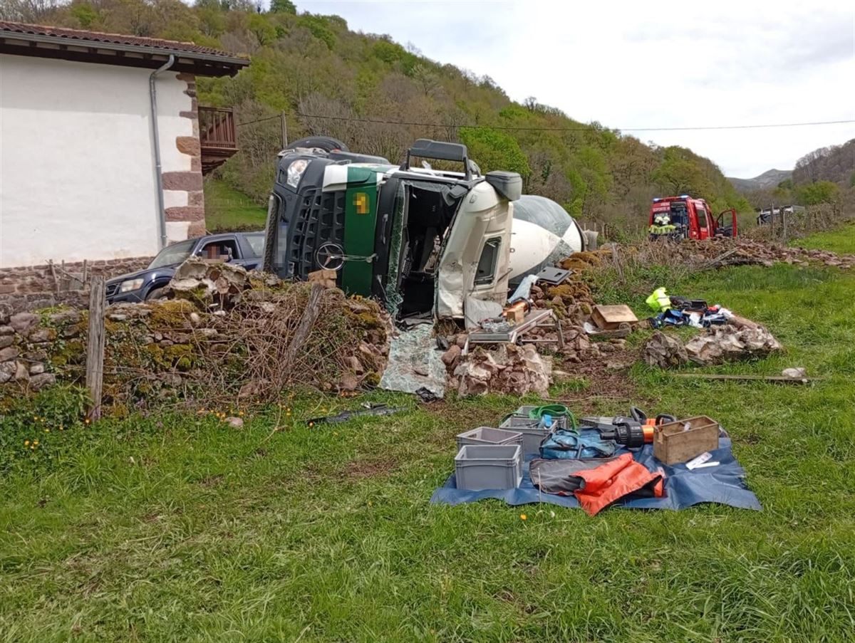 Hormigoi-kamioia iraulita, Baztanen (Nafarroa). Irudia: Nafarroako suhiltzaileak