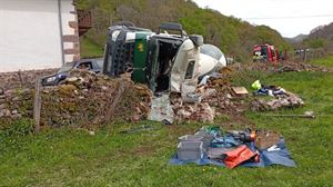 Baztanen irauli den hormigoi-kamioi baten gidaria larri zauritu da