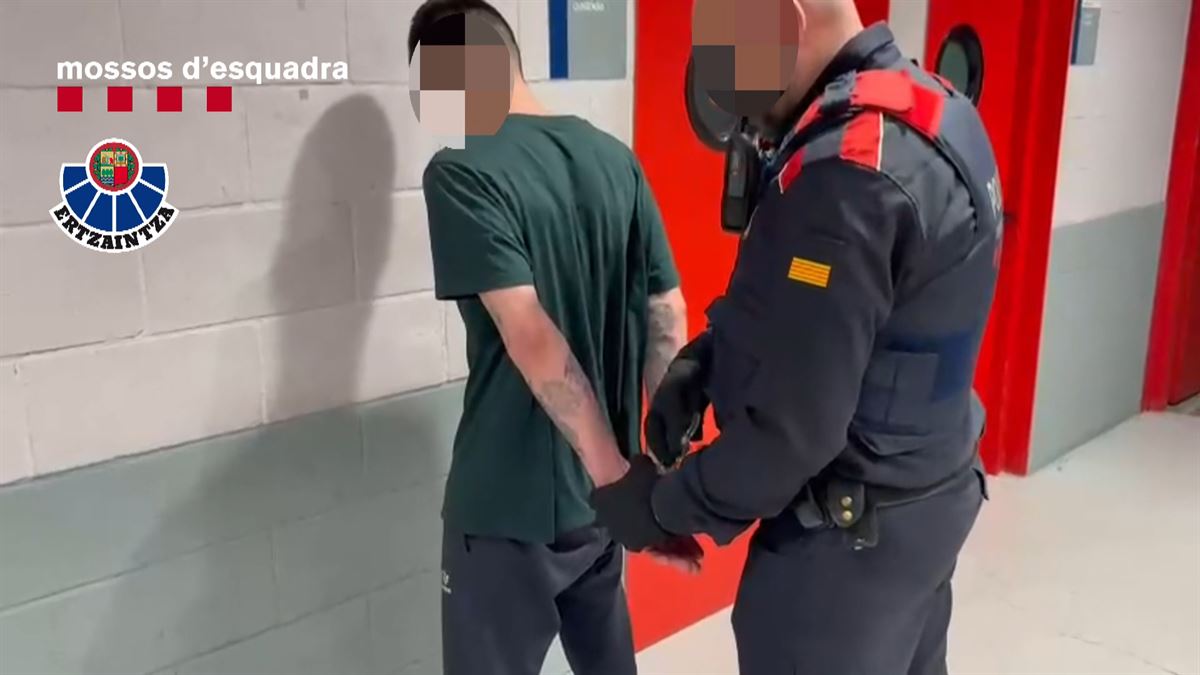 Atxilotuei konfiskatutako objektuak. Argazkia: Ertzaintza. 