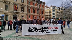 Concentración convocada en Pamplona por el comité de empresa de Sunsundegui