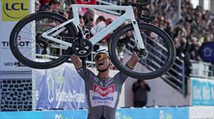 Van der Poelek bere hirugarren Paris-Roubaix irabazi du