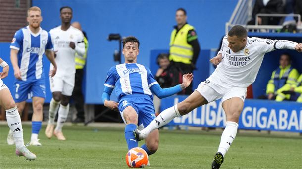 La violenta entrada de Mbappé a Antonio Blanco. Foto: EFE