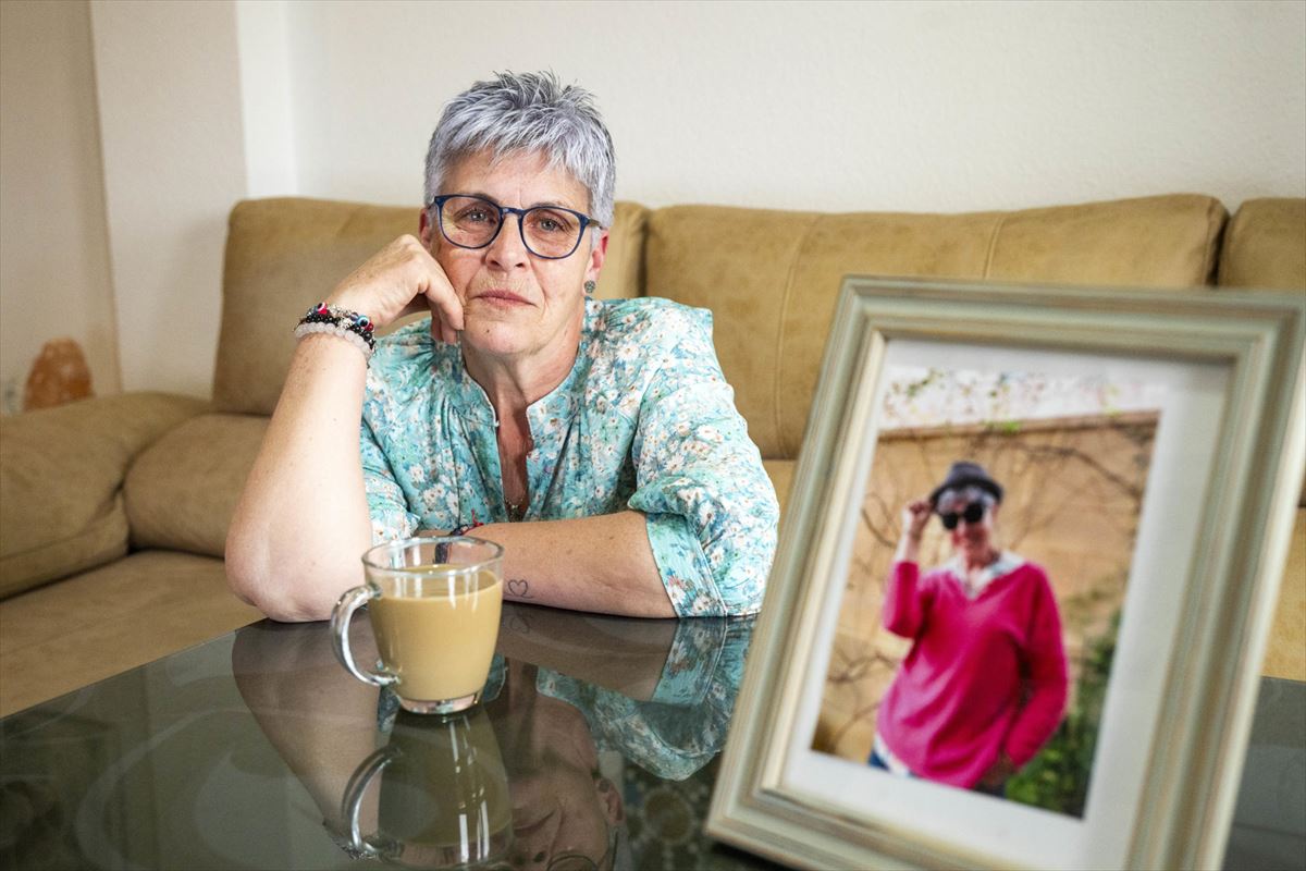 Maria del Mar (61 urte) bere etxean, Granadan, gaztaroko argazki batekin
