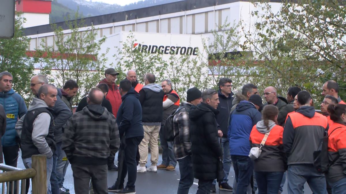 Bridgestoneko langile bat gaur, greban. 