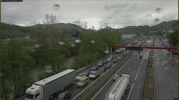 Auto ilarak N-1 errepidean. Argazkia: Segurtasun Saila.