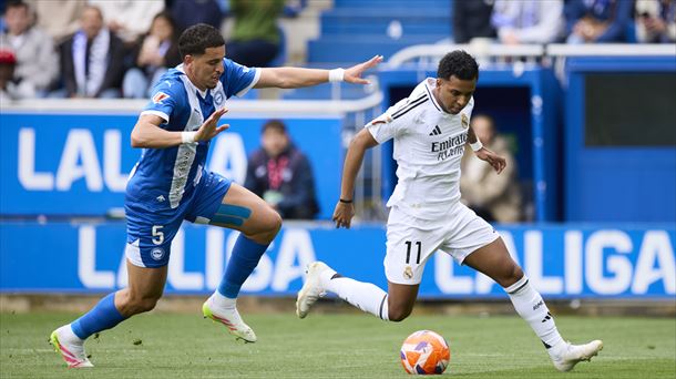 Abqar, Rodrygoren aurrean, Alaves-Real Madril partidan. Argazkia: EuropaPress. 