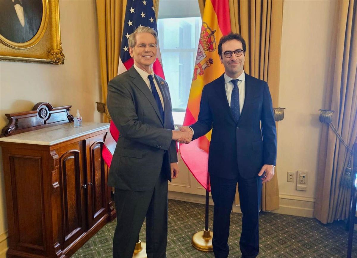 Carlos Cuerpo Ekonomia ministroa eta Scott Bessent Altxorraren Estatu idazkaria. Argazkia: EFE