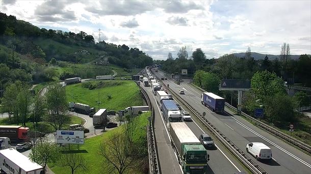 Auto-ilarak AP-8 autobidean Irunen, Baionara bidean, 2025eko Aste Santuan