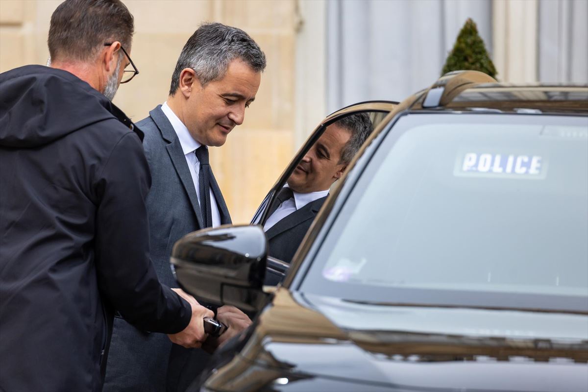 Gerald Darmanin Frantziako Justizia ministroa, auto ofizialera sartzen. Argazkia: EFE