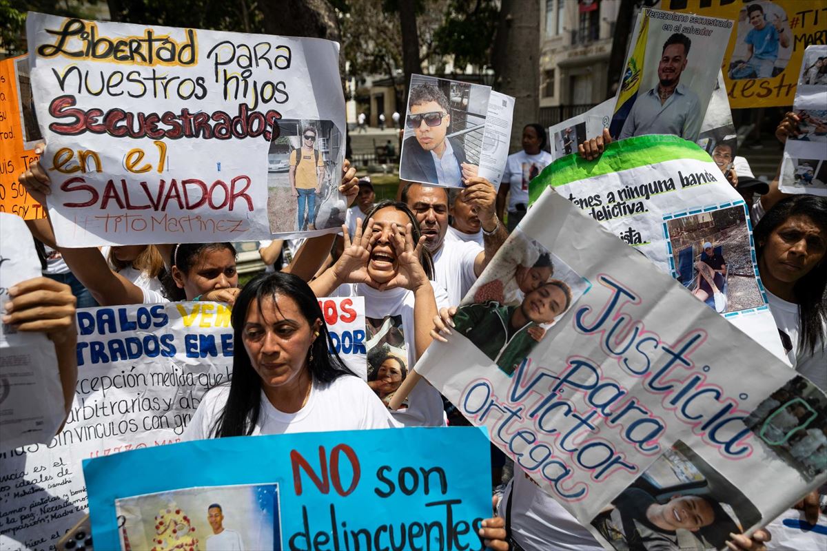 El Salvadorren espetxeratutako pertsonen senideak protesta egin zuten Caracasen (Venezuela). Argazkia: EFE