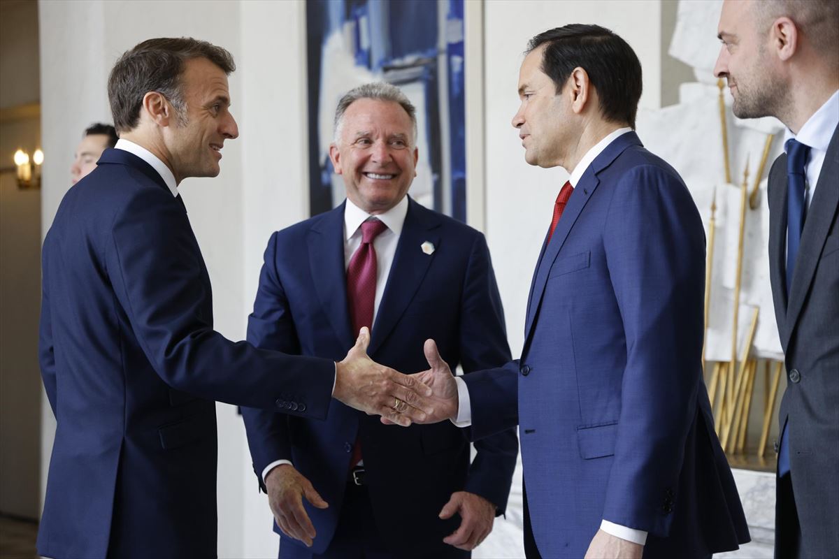 Macron saludando a Rubio, en París. Foto: EFE