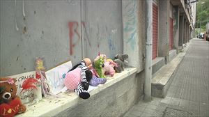 Peluches en Otxarkoaga. EITB Media.