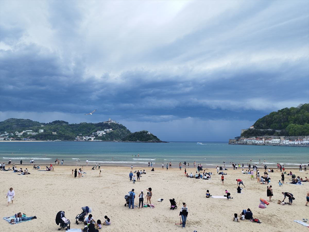 La tormenta aproximándose a la playa de la Concha, esta tarde. Foto: Ines Erkizia Santamaría. 
