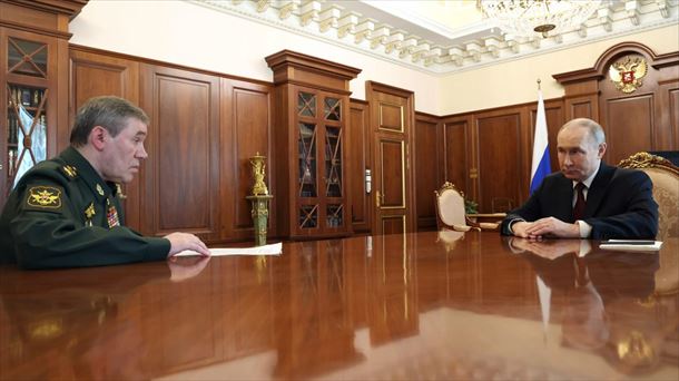 Putin eta Gerasimov, larunbat honetan. EFE. 