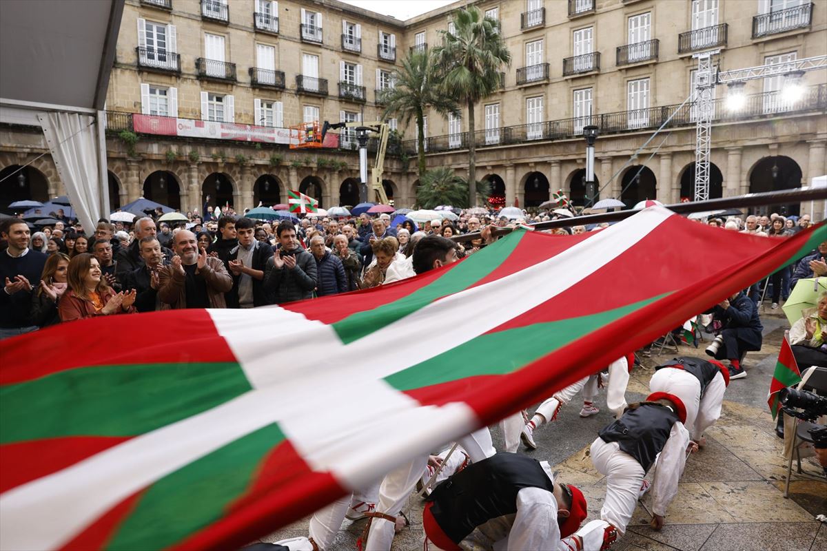 Celebración del PNV en la Plaza Nueva de Bilbao. Foto: EFE