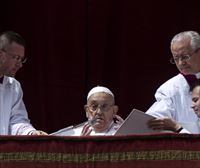El papa reaparece para impartir la bendición 'Urbi et Orbi'