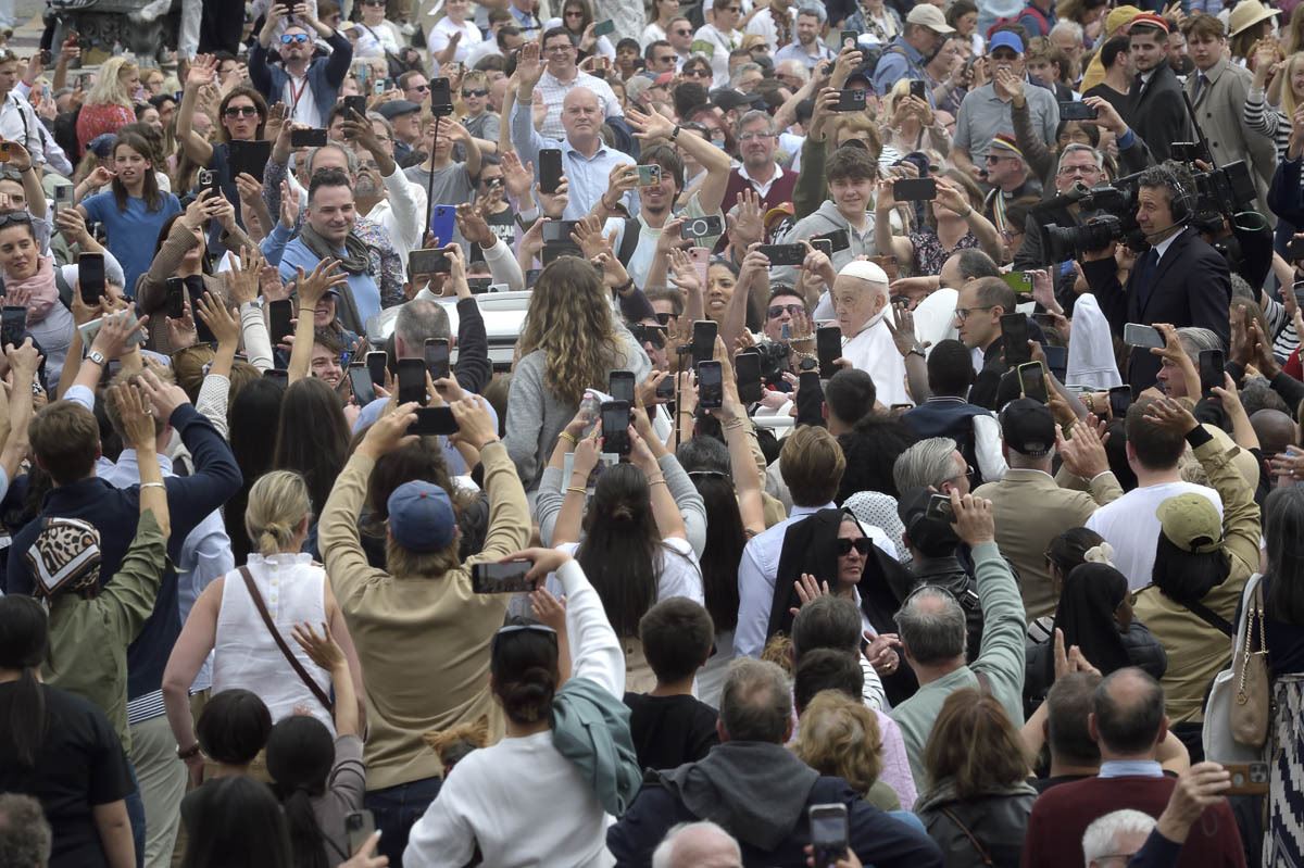 Frantzisko aita santua atzo, 'papamobilarekin' San Pedro plaza zeharkatzen. Argazkia: EFE'. Foto: EuropaPress