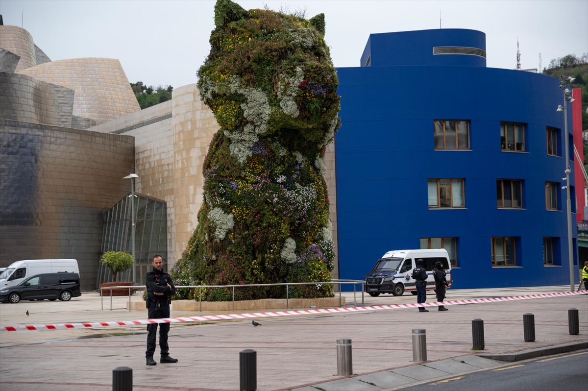 La zona del museo Guggenheim de Bilbao, acordonada, el pasado 19 de abril