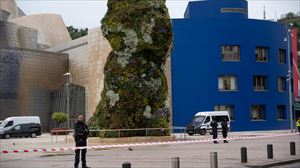 La zona del museo Guggenheim de Bilbao, acordonada, el pasado 19 de abril