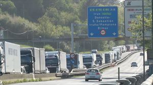 AP-8 autobidean auto-ilara luzeak daude mugan, kamioi asko pilatu direlako