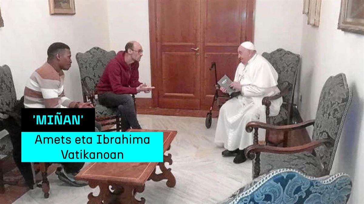 Amets Arzallus eta Ibrahima Balde Frantzisko Aita Santuarekin 2023an. Argazkia: Amets Arzallus