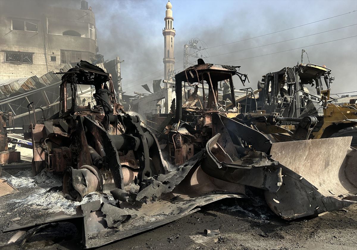 Vista del garaje municipal Al Nazla en Yabalia (Gaza), atacado por Israel. Foto: EFE