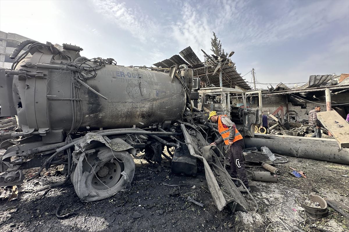Garaje municipal Al Nazla en Yabalia (Gaza), atacado por Israel. Foto: EFE
