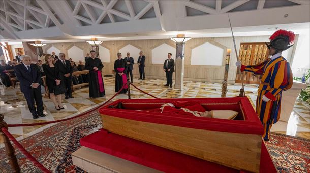 El cuerpo del papa Francisco en capilla de la residencia de Santa Marta. Foto: EFE