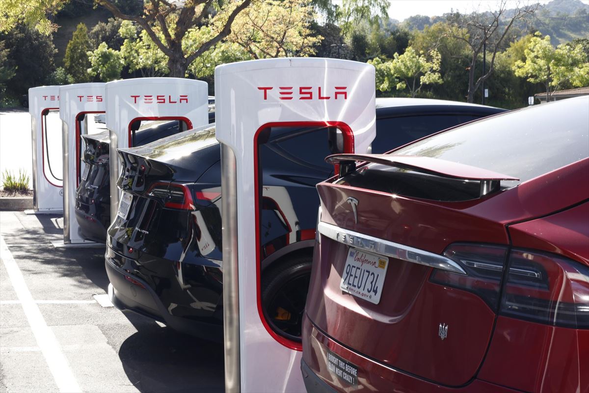 Tesla auto elektrikoak kargatzeko gune bat, artxiboko irudi batean