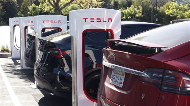 Tesla auto elektrikoak kargatzeko gune bat, artxiboko irudi batean