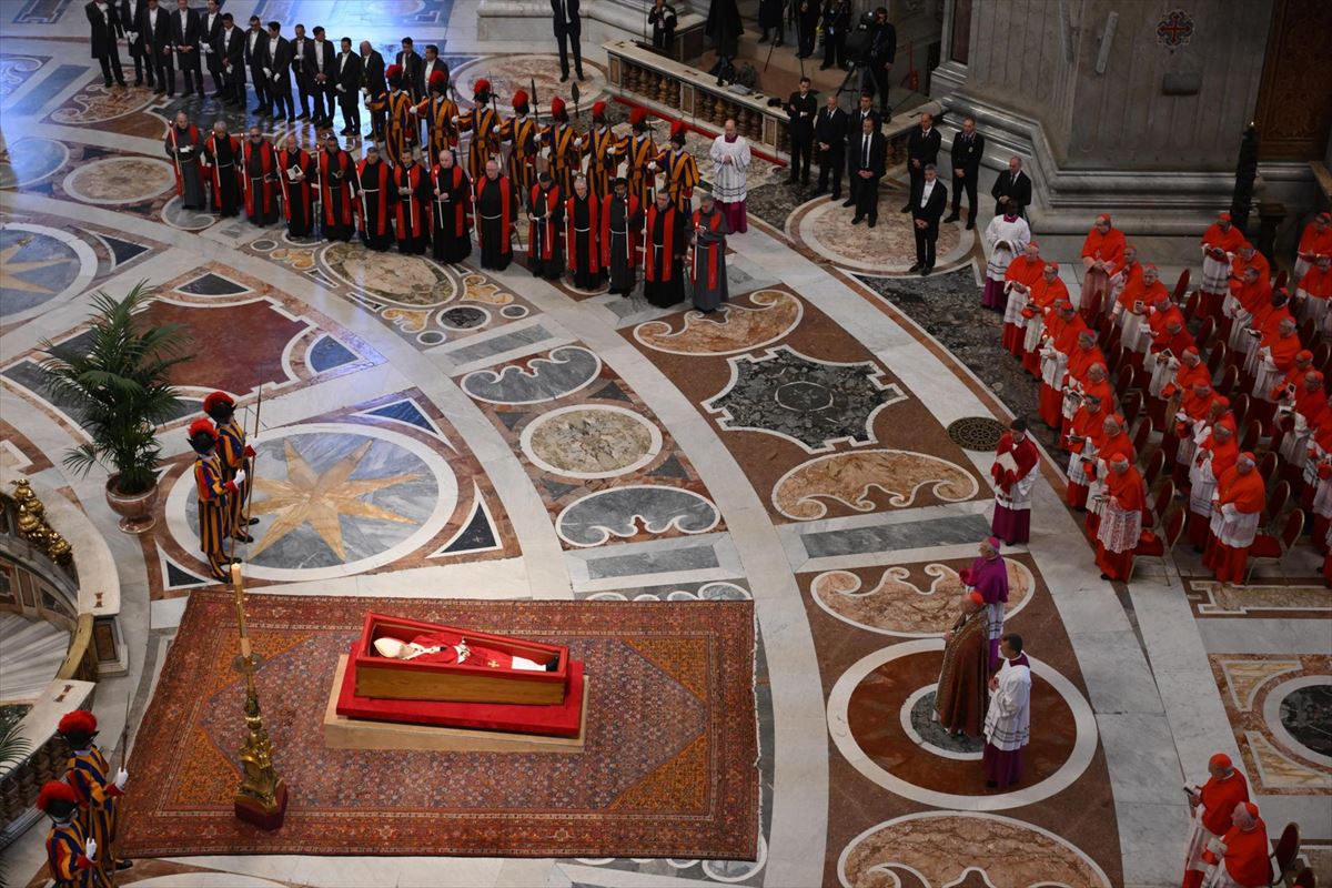 El féretro, en la basílica. 