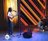 Valeria Castro, guitarra en mano, interpreta en ''RH+'' el tema 'Debe ser'