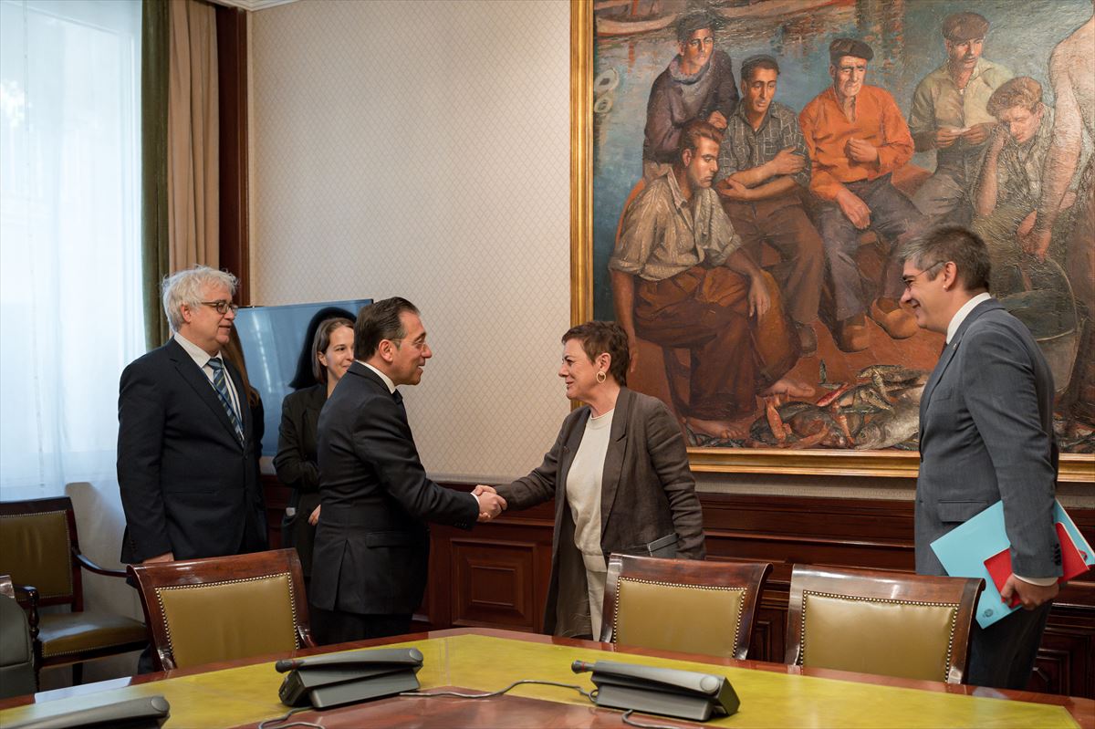 Mertxe Aizpurua y Gorka Elejabarrieta se reúnen con el ministro Jose Manuel Albares.