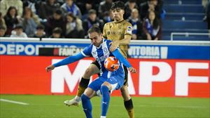 El Alavés escapa del descenso ganando el derbi ante la Real Sociedad (1-0)